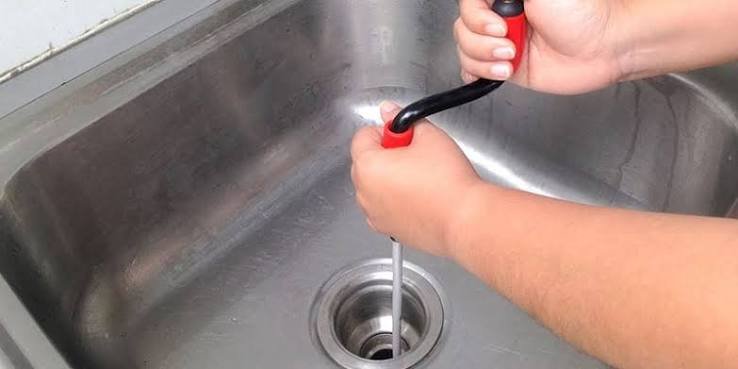 فني متخصص في معالجة انسدادات الصرف